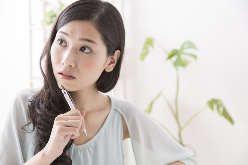 悩む女性