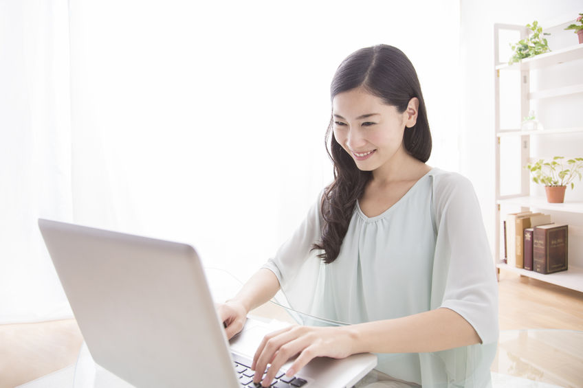 オンライン講座を受講する女性