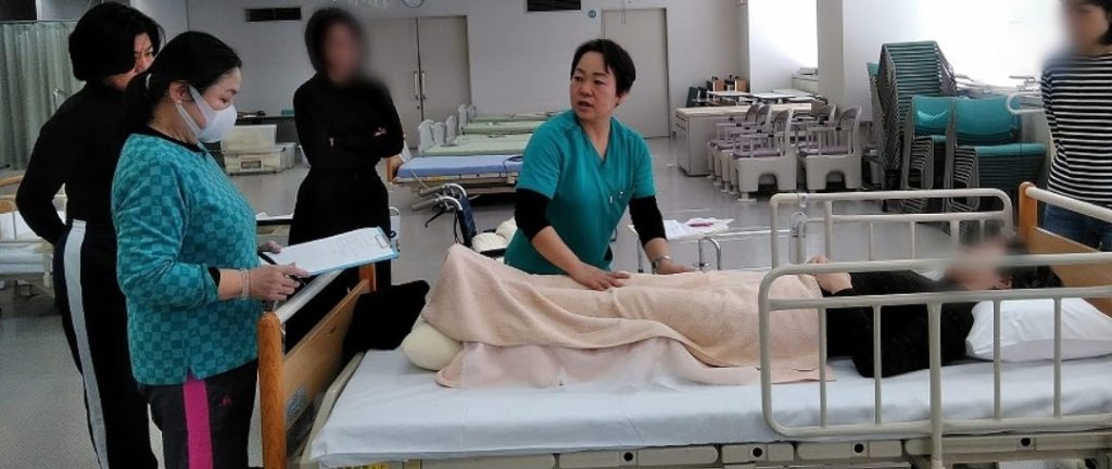 介護現場での施術の様子